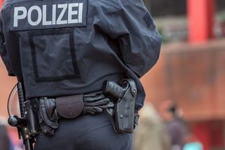 Hromadná bitka v Německu: Stovka lidí se do sebe pustila noži a pistolemi - Novinky